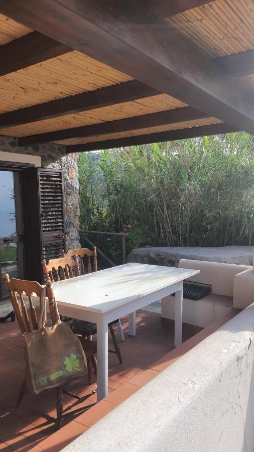 Sotto La Torre E Sopra Il Porticciolo Hotell Isola di Ustica Exteriör bild