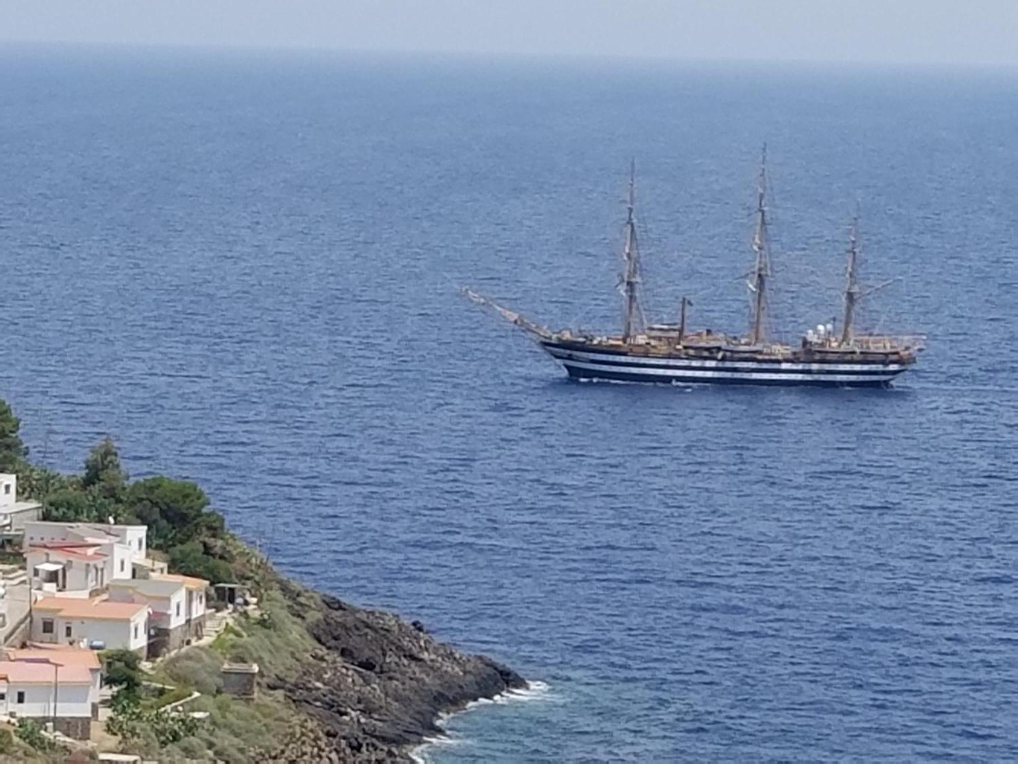 Sotto La Torre E Sopra Il Porticciolo Hotell Isola di Ustica Exteriör bild
