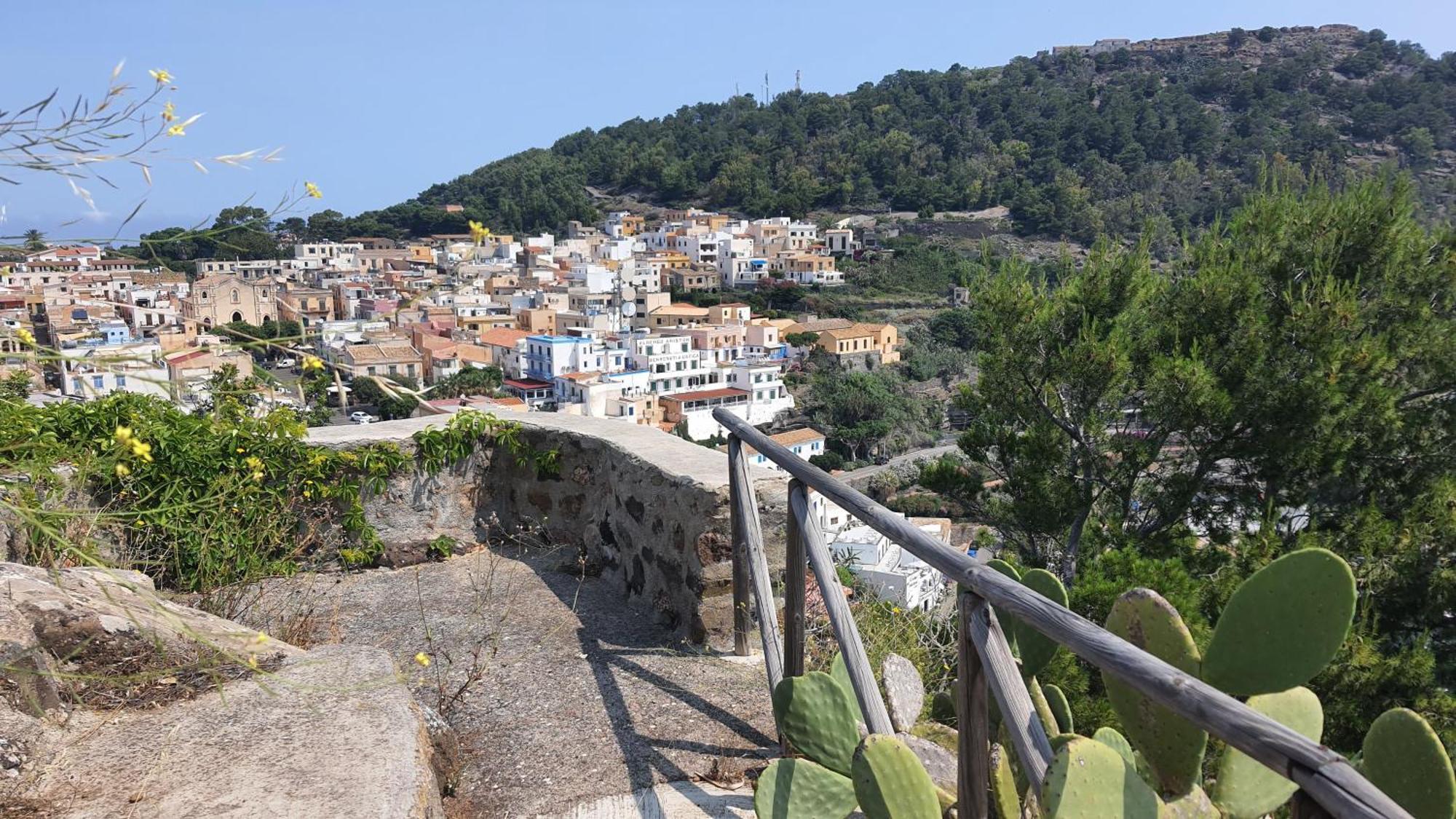 Sotto La Torre E Sopra Il Porticciolo Hotell Isola di Ustica Exteriör bild